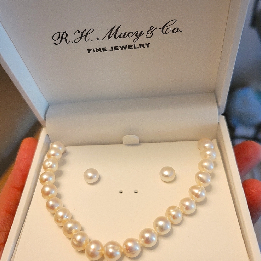 NIB: Pearl necklace with matching earrings